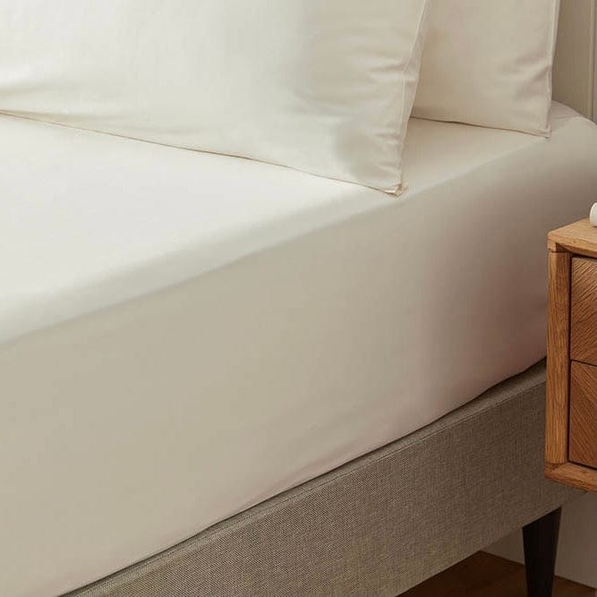 Breathable and comfortable organic cotton fitted sheets for a restful sleep experience
